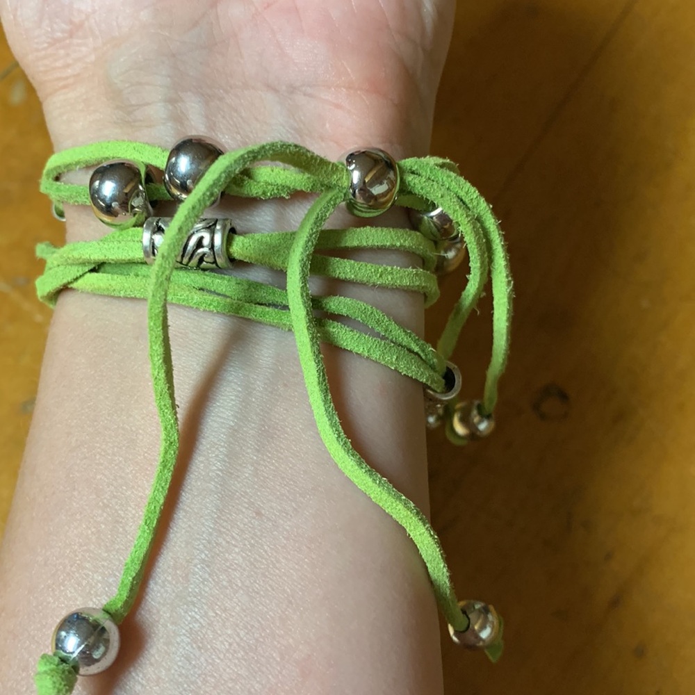 Green wrap bracelet with 3 interchangeable button designs - Picture 3 of 10